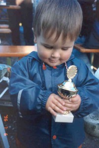 Fabi stolz mit Pokal.